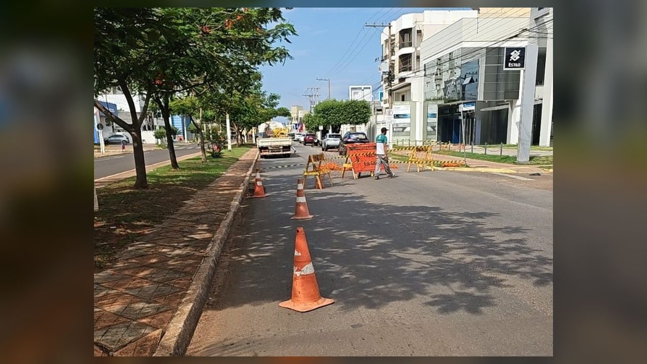 Rondonópolis interdita cruzamento na Lions Internacional para construção de rotatória