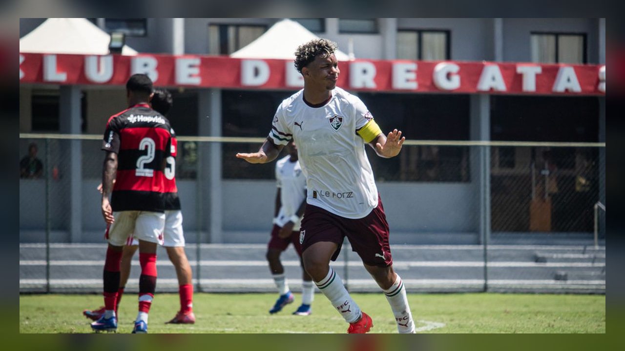 Atacante de 18 anos explica abraço de Fred após golaço do Fluminense sobre o Flamengo
