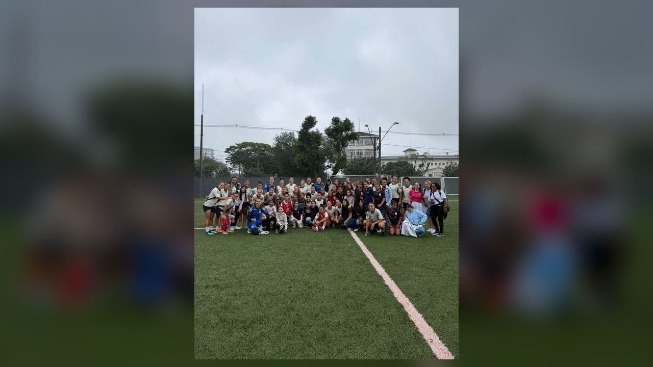 Santos recebe meninas de projeto social de futebol de Carapicuíba