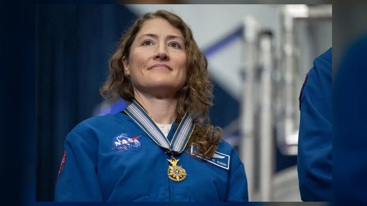 Astronauta da NASA Christina Koch participa de jogo da NFL em Nova York