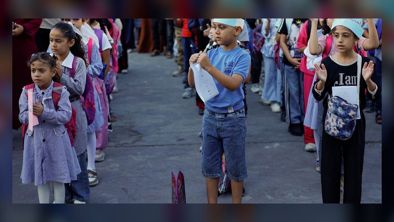 Após quase três anos, crianças de Gaza retomam aulas presenciais em escolas improvisadas